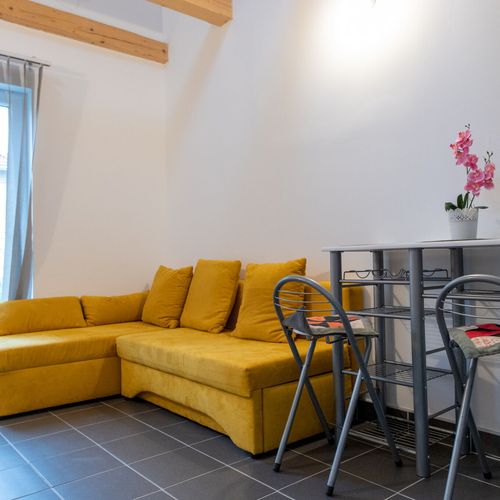 Apartman s galérií s manželskou postelí s 1 ložnicí s výhledem do dvora (s možností přistýlky)