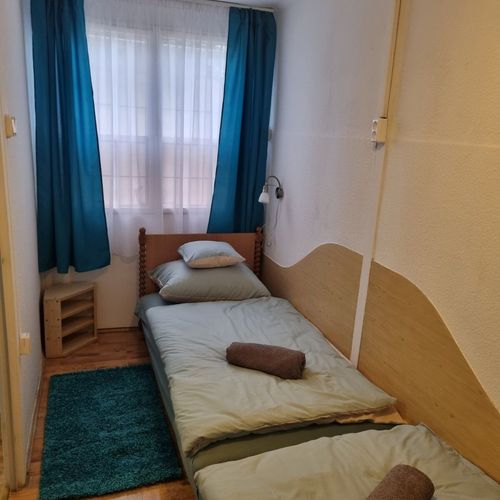 Apartament familial(ă) cu aer condiționat pentru 4 pers. (se inchirieaza doar integral)