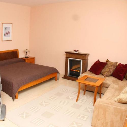 Apartman se sprchou s privátní koupelnou mimo apartmán pro 4 os. s 1 ložnicí