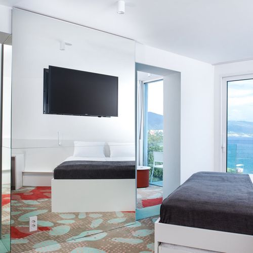 Camera tripla premium cu vedere spre mare