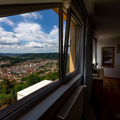 Camera dubla cu vedere spre oraș