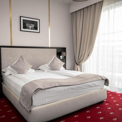 Camera dubla superior cu balcon