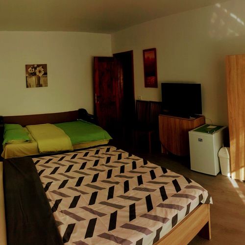 Camera cvadrupla design cu balcon (se poate solicita pat suplimentar)