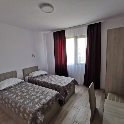 Camera twin cu baie cu aer condiționat (se poate solicita pat suplimentar)