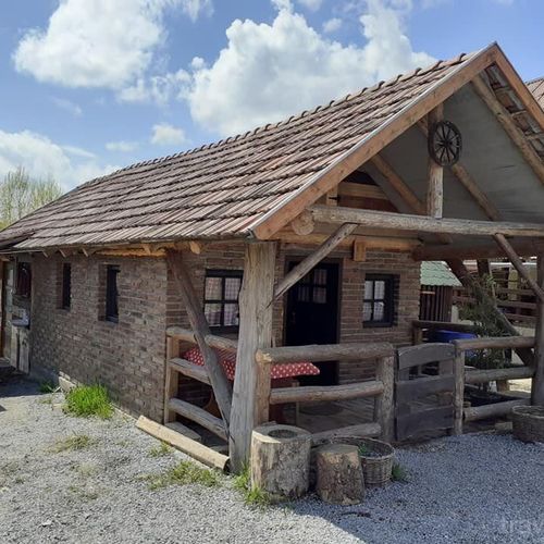 Cabană classic cu baie pentru 5 pers. (se inchirieaza doar integral)