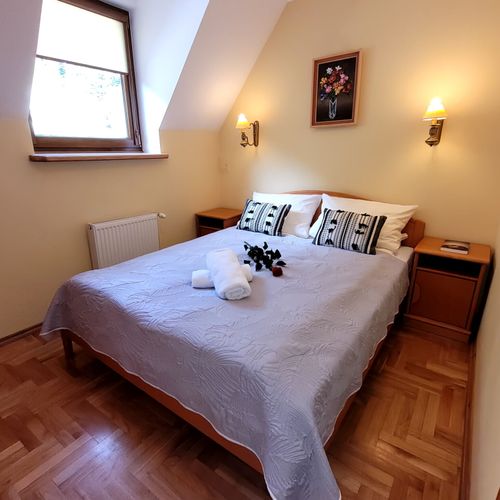 Apartament 2-osobowy na piętrze z widokiem na las z 1 pomieszczeniem sypialnianym (możliwa dostawka)