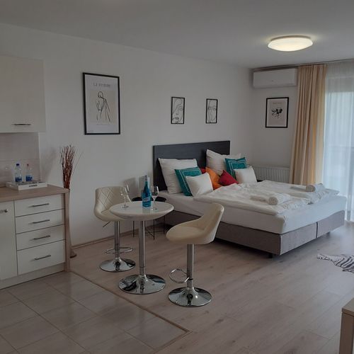 Apartman s balkónem s klimatizací s manželskou postelí s 1 ložnicí