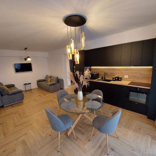 Apartament lux cu balcon cu 2 camere pentru 6 pers.