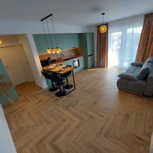 Apartament lux cu balcon cu 3 camere pentru 6 pers.