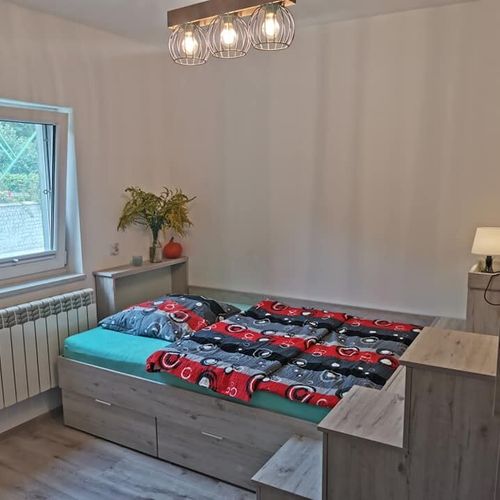Apartament la parter cu chicinetă proprie cu 1 camera pentru 3 pers.