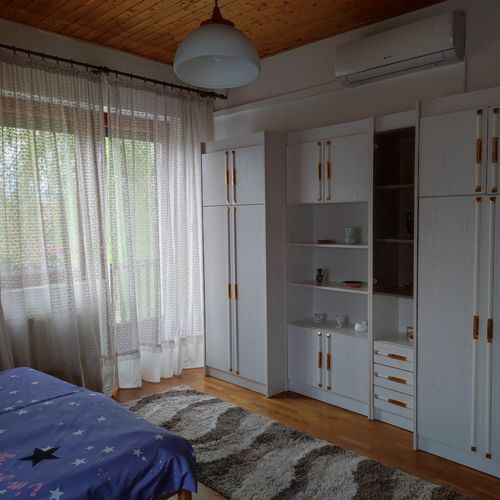 Apartament cu balcon cu aer condiționat pentru 6 pers. (se inchirieaza doar integral)