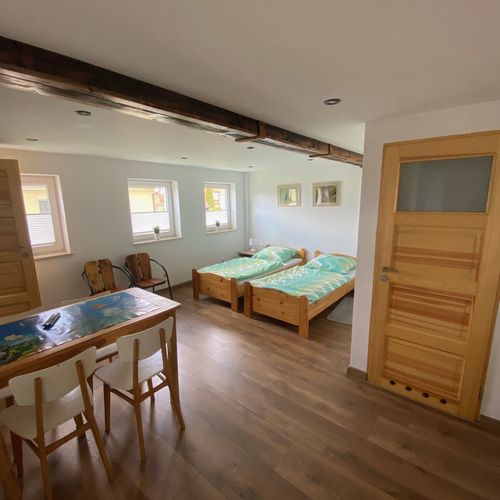 Apartament 4-osobowy na parterze Standard z 2 pomieszczeniami sypialnianymi (możliwa dostawka)