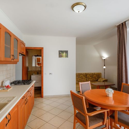 Apartman s galérií s manželskou postelí s 1 ložnicí na poschodí (s možností přistýlky)