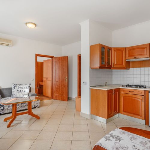 Apartman se zahradou s manželskou postelí s 1 ložnicí přízemní (s možností přistýlky)