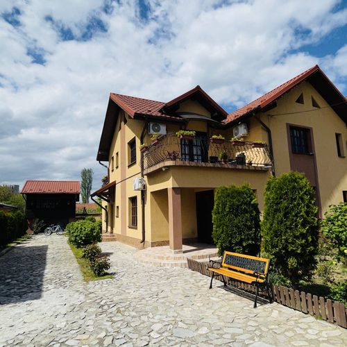 Cabană cu balcon pentru 2 pers. (se inchirieaza doar integral)