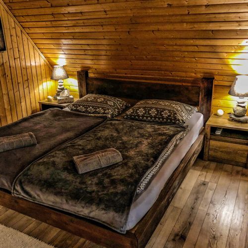 Apartament cu vedere spre pădure cu panoramă pentru 4 pers. (se inchirieaza doar integral)