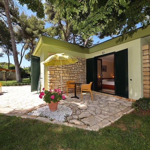 Bungalow pentru 2 pers. (se inchirieaza doar integral)