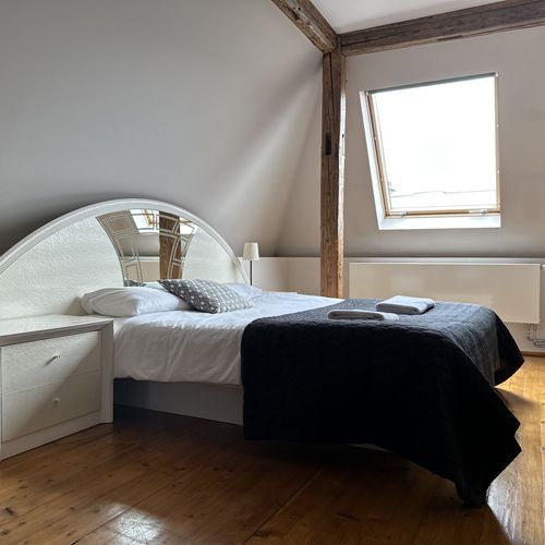 Apartament penthouse grand cu 3 camere pentru 7 pers.