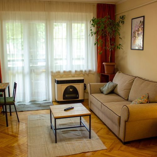 Apartament cu balcon cu aer condiționat pentru 4 pers. (se inchirieaza doar integral)