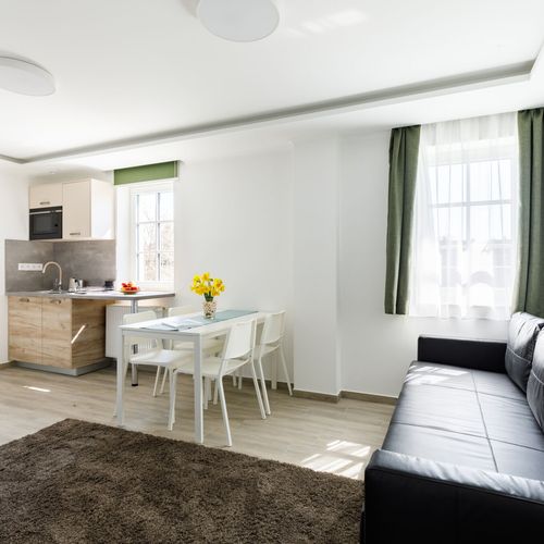 Apartament la etaj cu vedere spre curte cu 2 camere pentru 4 pers.