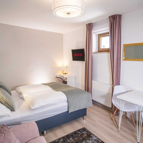 Apartman se sprchou s vlastní kuchyňkou s manželskou postelí s 1 ložnicí