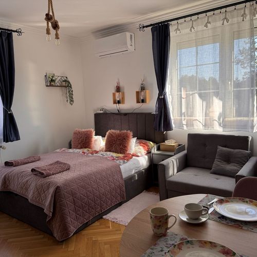 Apartament romantică cu aer condiționat cu 1 camera pentru 2 pers. (se poate solicita pat suplimentar)