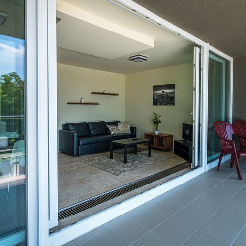 Apartman pro 4 os. se 2 ložnicemi s výhledem na jezero na poschodí