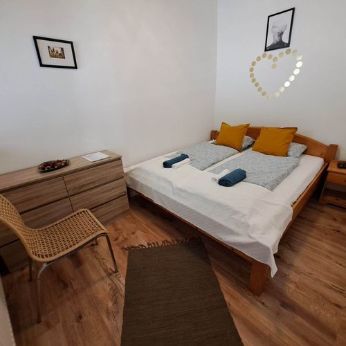 Apartament standard la parter cu 2 camere pentru 4 pers.