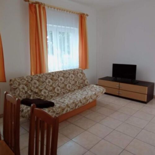 Apartman pro 6 os. se 2 ložnicemi s výhledem do zahrady na přízemí
