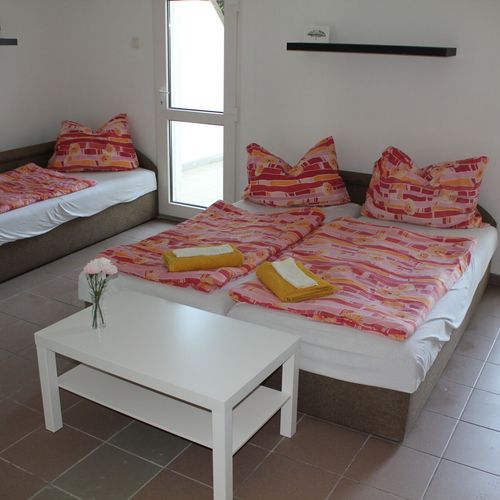 Apartament la parter cu chicinetă proprie cu 1 camera pentru 4 pers.