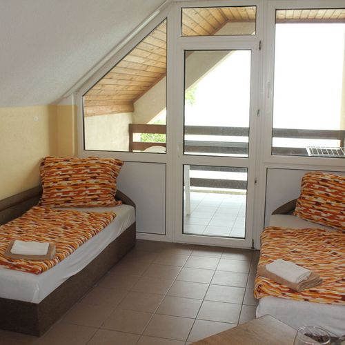 Apartament la mansardă cu chicinetă proprie cu 1 camera pentru 3 pers.