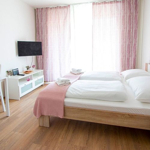 Camera dubla cu balcon cu chicinetă proprie