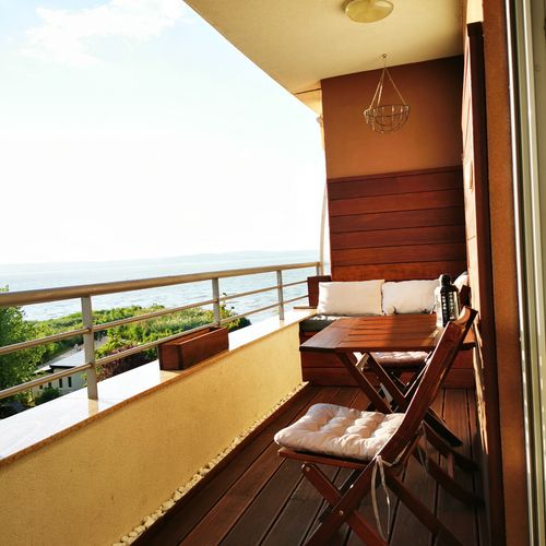 Apartament superior cu vedere spre lac cu 3 camere pentru 6 pers.
