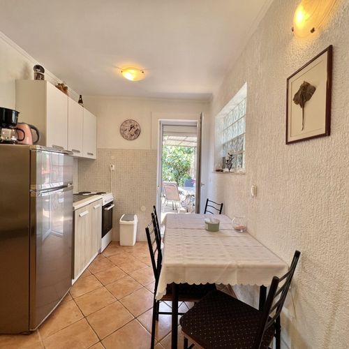 Apartman s balkónem pro 5 os. se 3 ložnicemi s výhledem na moře