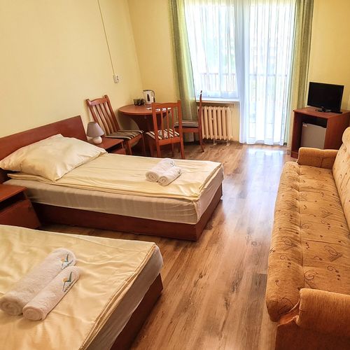 Camera tripla standard cu baie