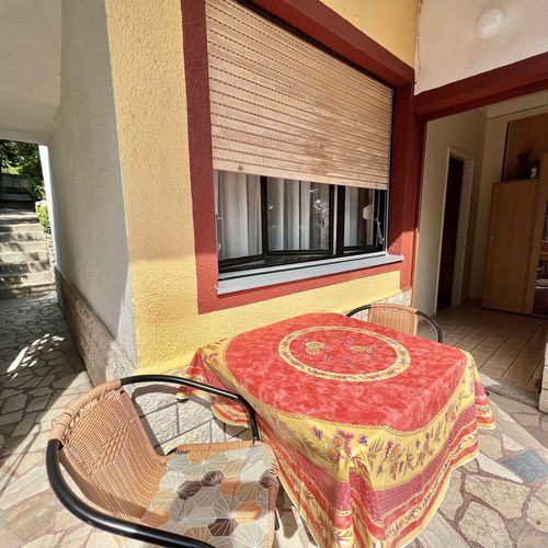 Apartament studio la parter cu 1 camera pentru 3 pers.