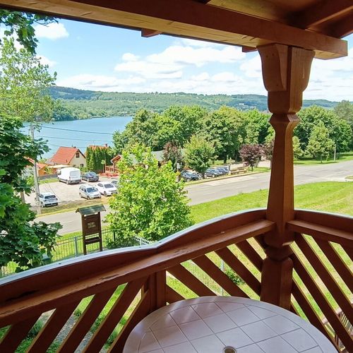 Apartament cu aer condiționat cu vedere spre lac cu 4 camere pentru 8 pers.