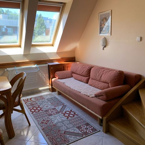 Apartament la mansardă cu aer condiționat cu 2 camere pentru 4 pers. (se poate solicita pat suplimentar)