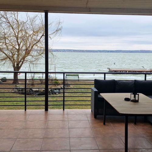 Apartament 4-osobowy na parterze z widokiem na jezioro z 2 pomieszczeniami sypialnianymi