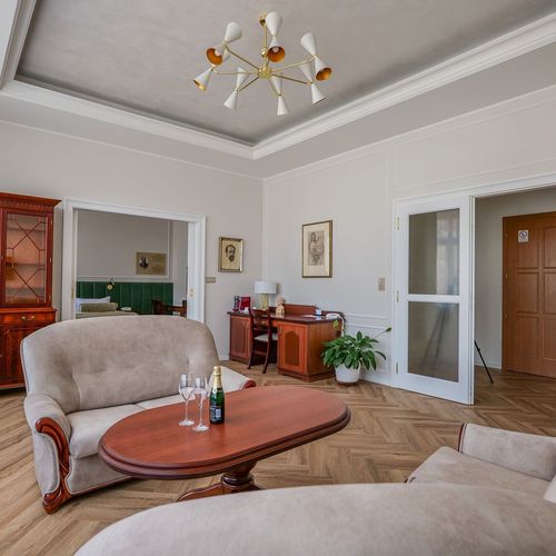 Apartman s koupelnou s manželskou postelí s 1 ložnicí na poschodí