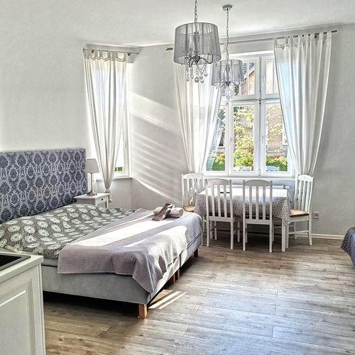 Camera cvadrupla cu baie cu chicinetă proprie