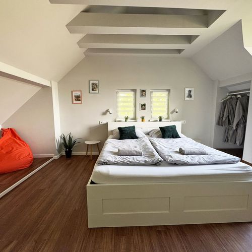 Apartament la etaj la parter cu 3 camere pentru 5 pers.