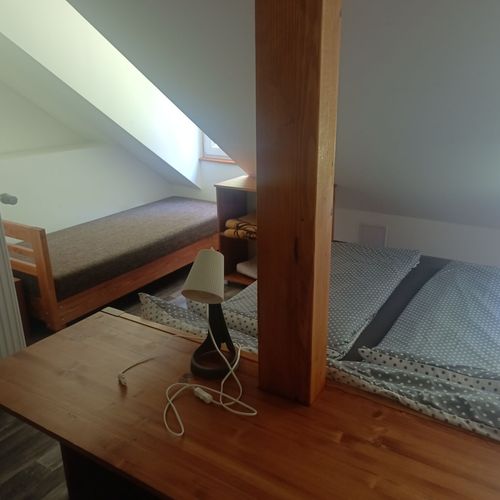 Camera tripla la mansardă cu baie