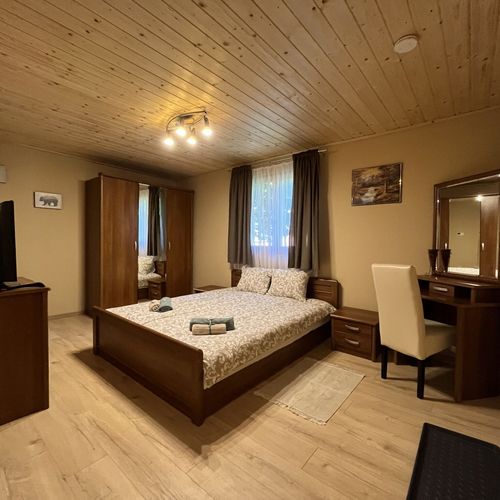 Cabană cu vedere spre pădure pentru 2 pers. (se inchirieaza doar integral)