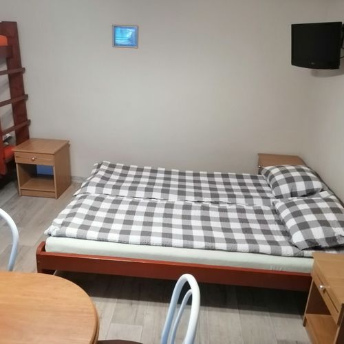 Pokój 6-osobowy w suterenie z dostępem do ogrodu