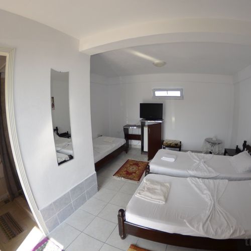 Camera tripla cu baie (se poate solicita pat suplimentar)