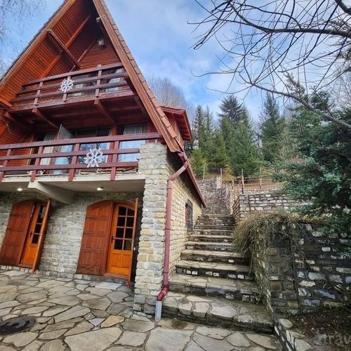 Apartament întreaga unitate cu vedere spre munte cu 2 camere pentru 6 pers. (se poate solicita pat suplimentar)