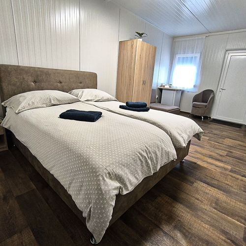 Apartament la parter cu aer condiționat cu 1 camera pentru 2 pers. (se poate solicita pat suplimentar)