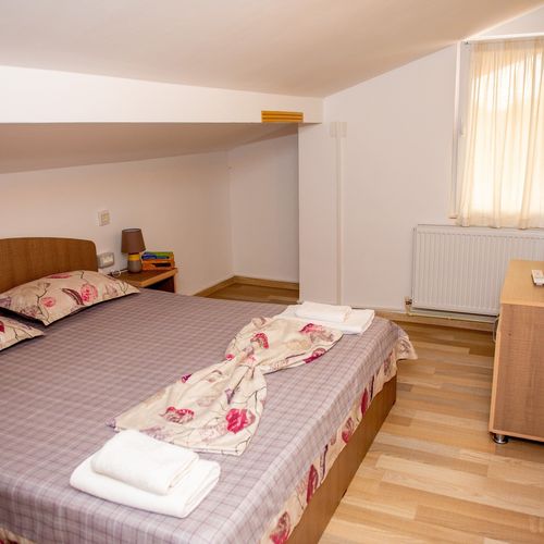 Apartament la mansardă cu 1 camera pentru 4 pers.