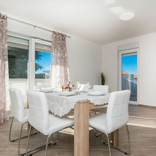 Apartman s terasou pro 4 os. se 2 ložnicemi s výhledem na moře